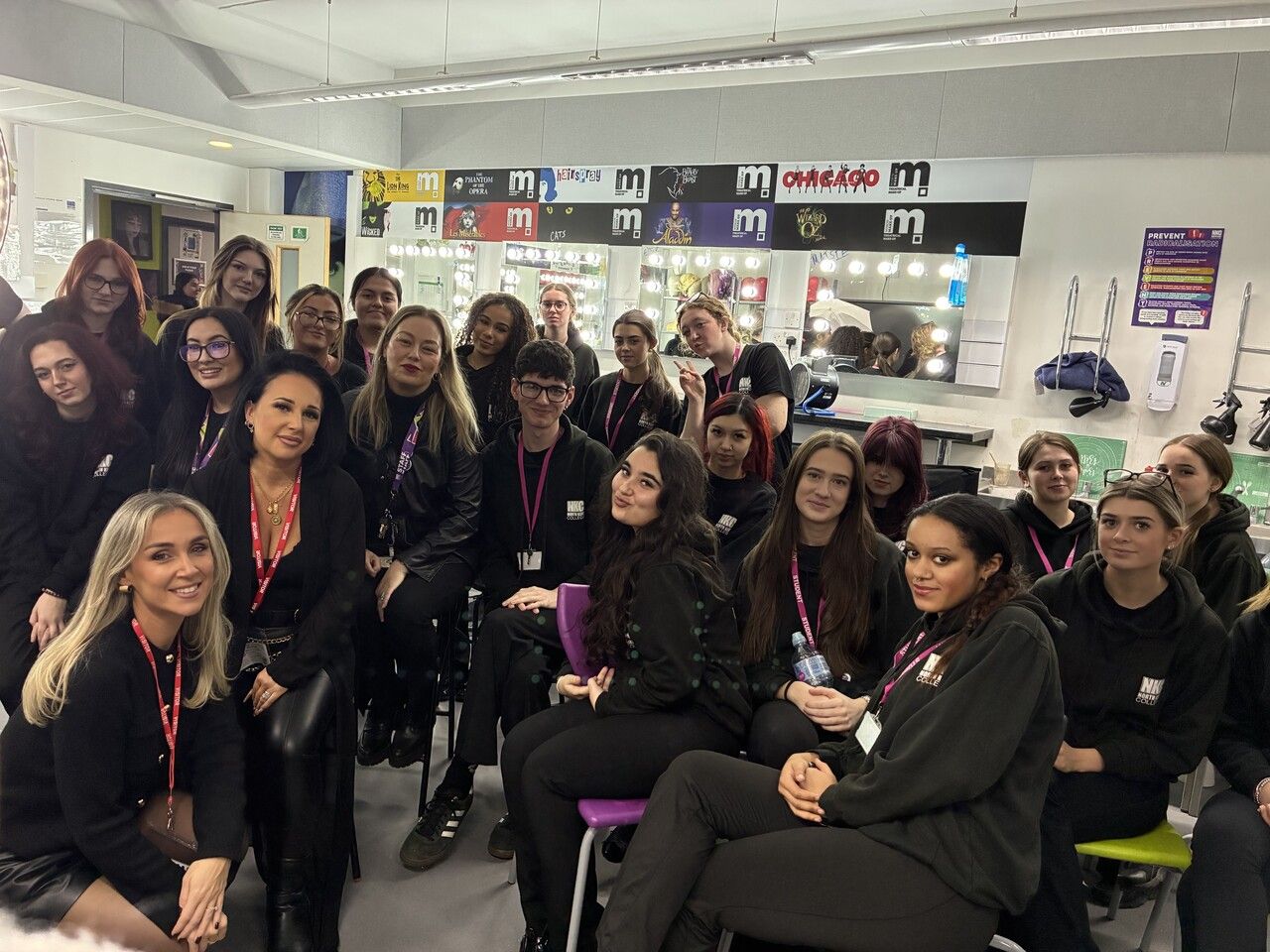 students gathered with two visitors