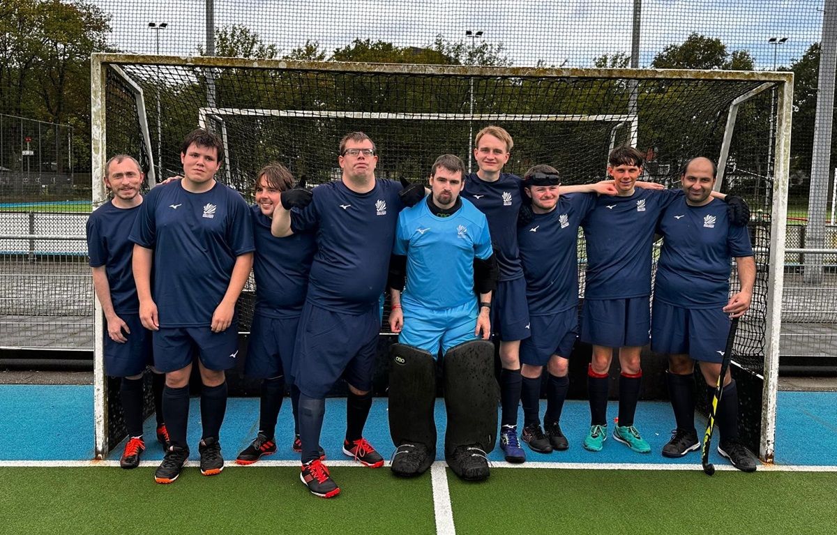 Hockey team in front of goal