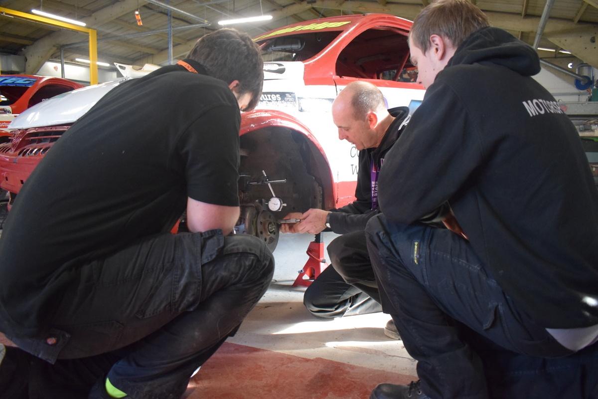 Hadlow_Motorsport_Tutor_Demonstrating